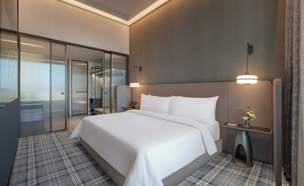 2 Bay Suite, Club, Queen Bed