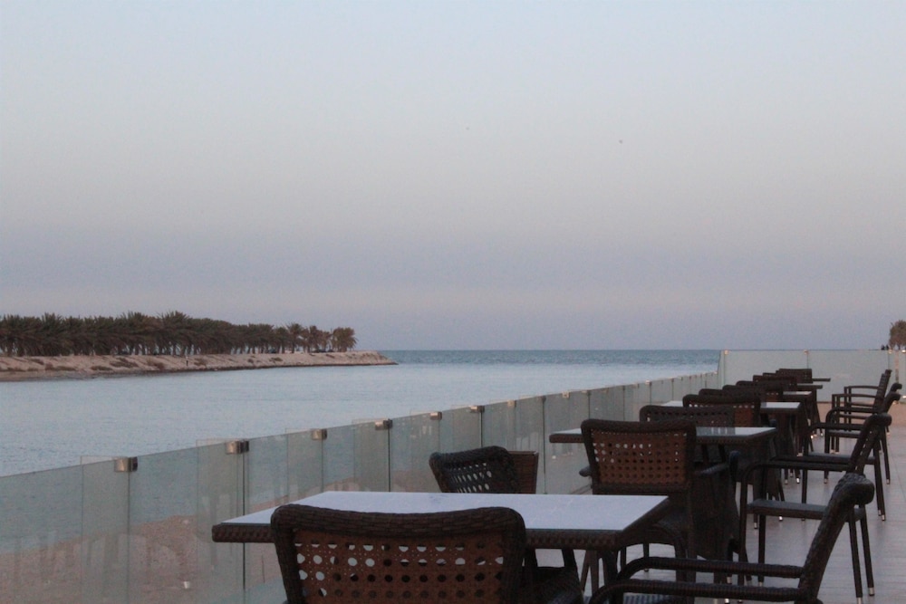 فندق جولدن توليب للأجنحة الفندقية(Golden Tulip Al Khobar Suite Hotel) 41/52