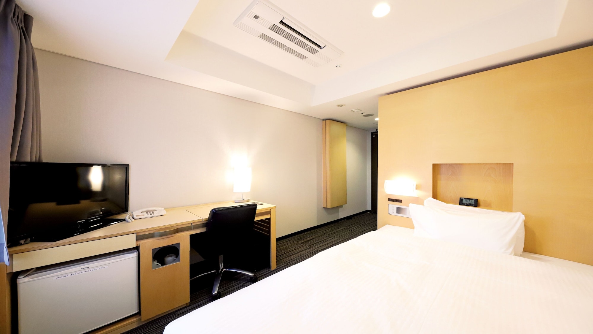 ROOM, DOUBLE BED