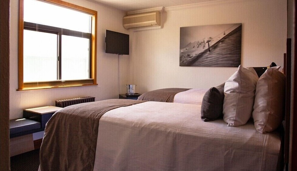 Deluxe, Queen and Twin Beds
