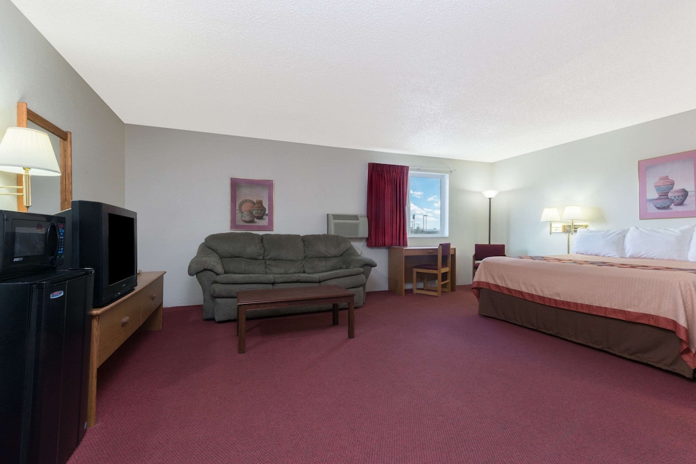 Super 8 By Wyndham Raton 16/25