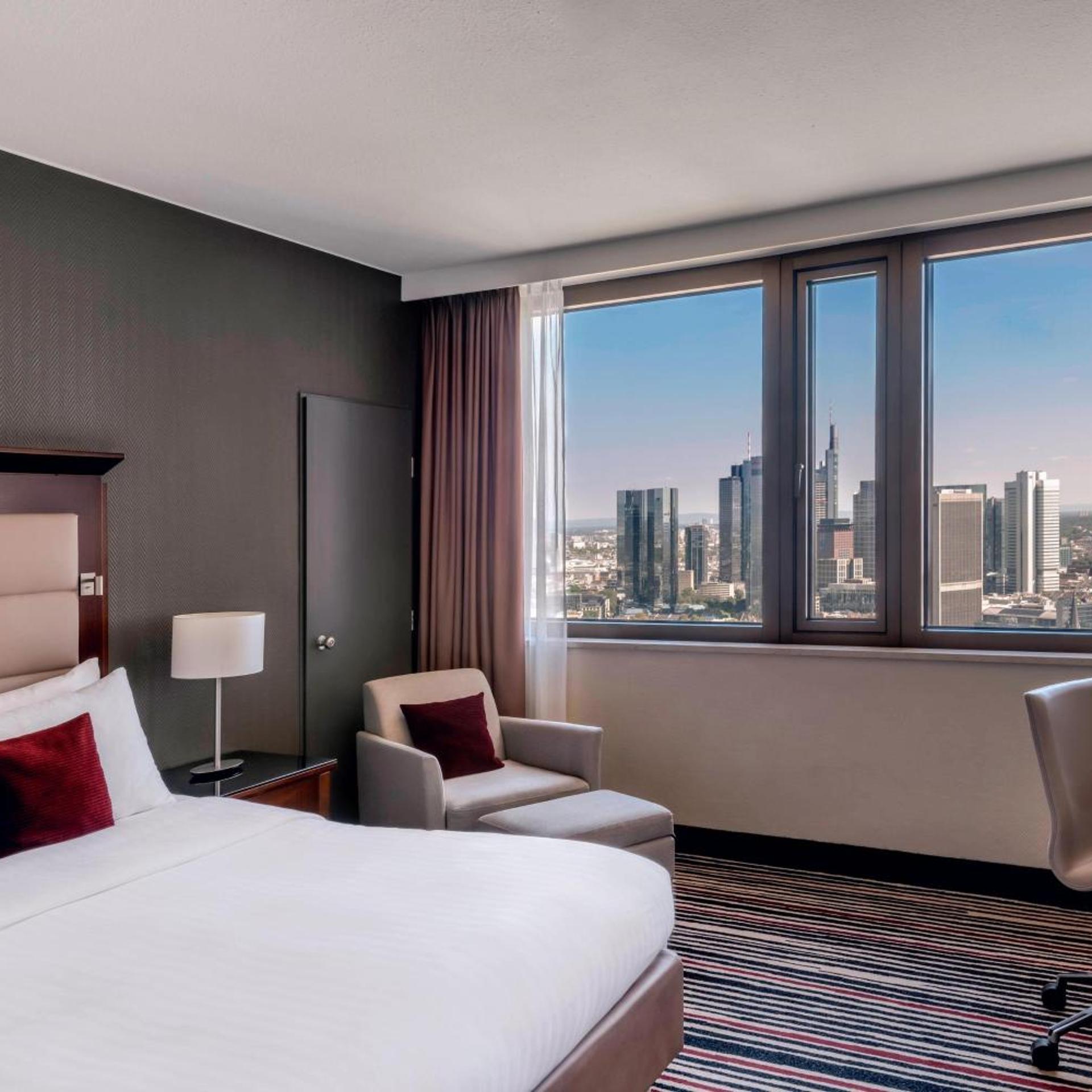 Guest Room, King Bed, Skyline View, High Floor