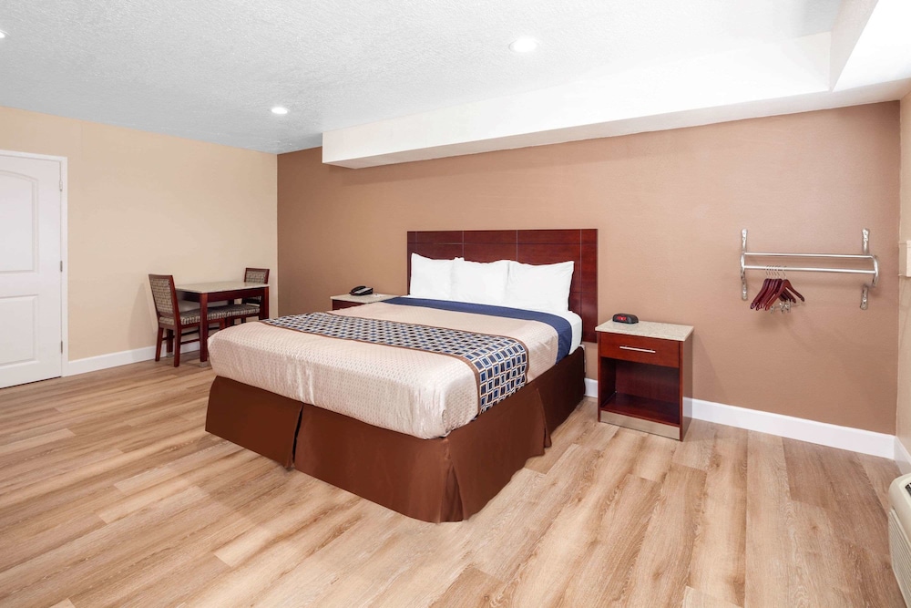 Travelodge By Wyndham Harbor City 6/29
