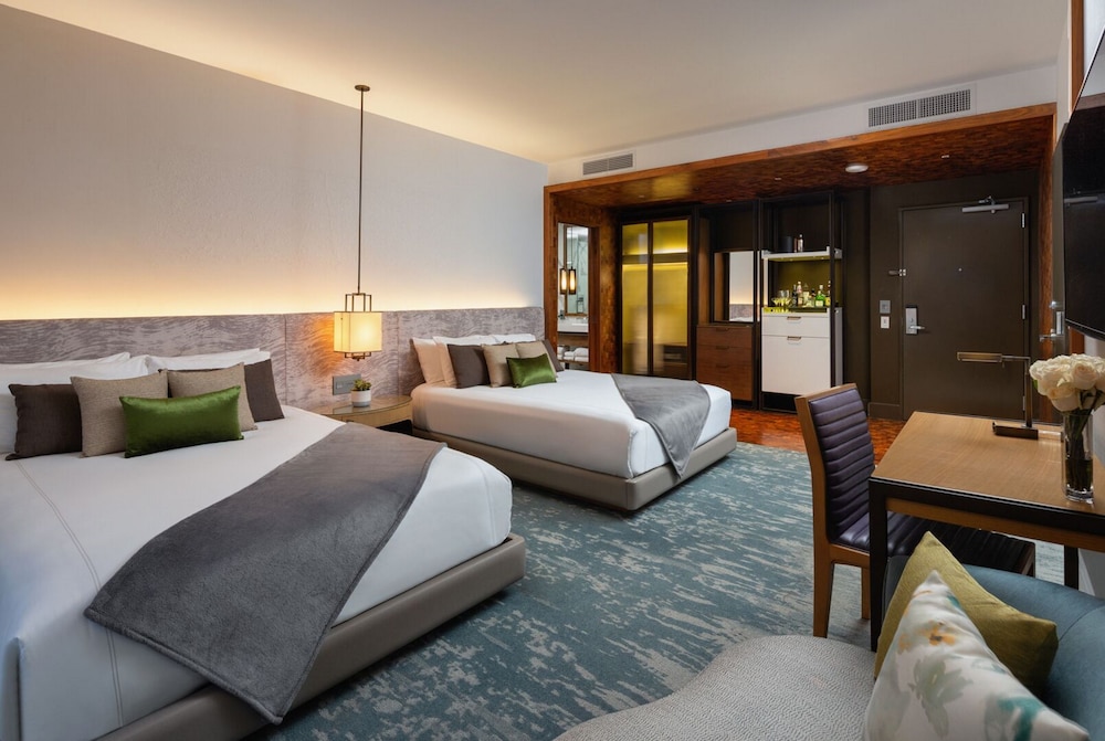 Silver, 2 Queen Beds
