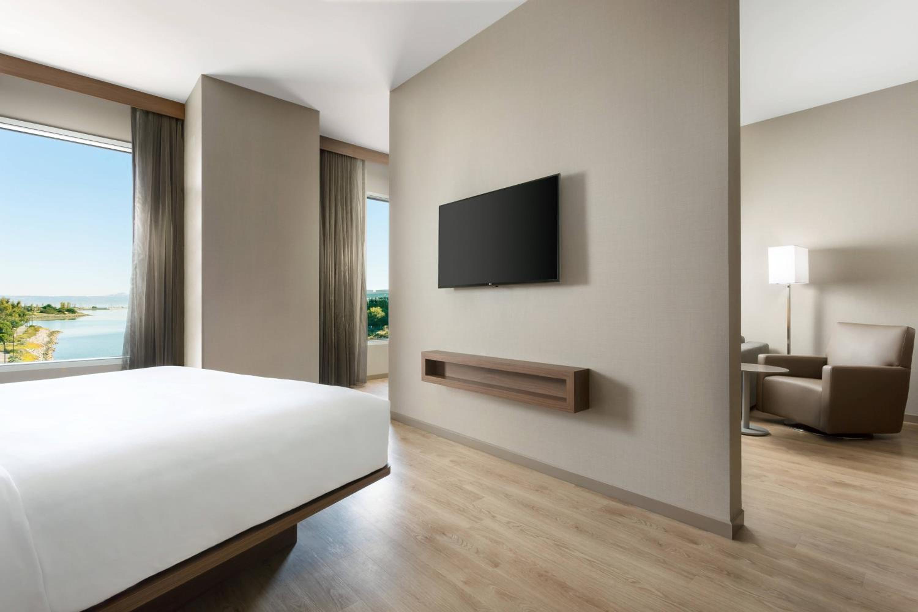 1 Bedroom, Suite, King Bed, Bay View, Sofa