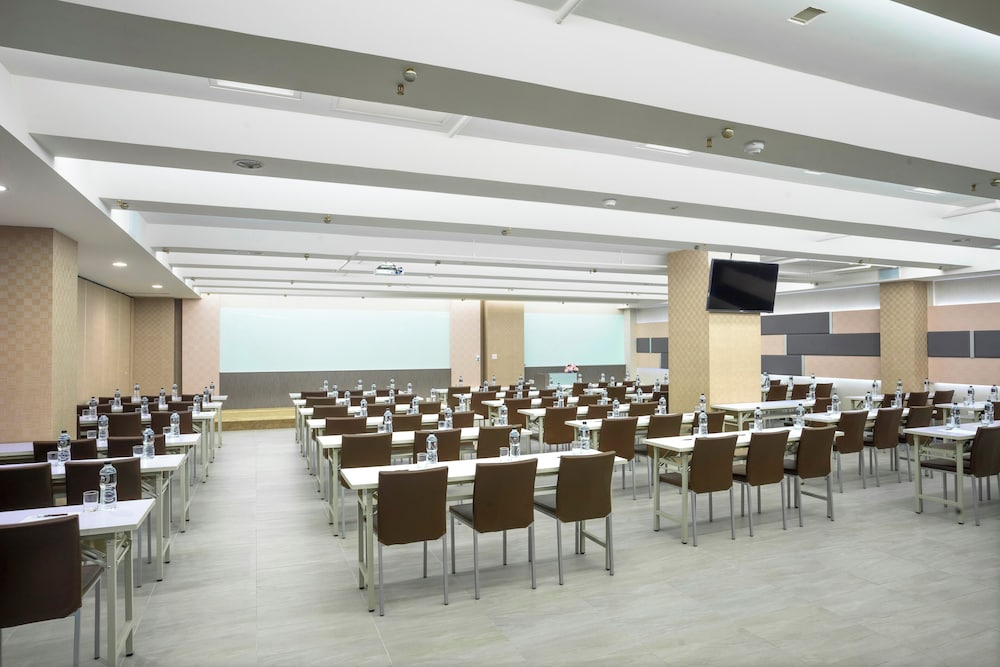 Renyi Lake Hotel 46/51