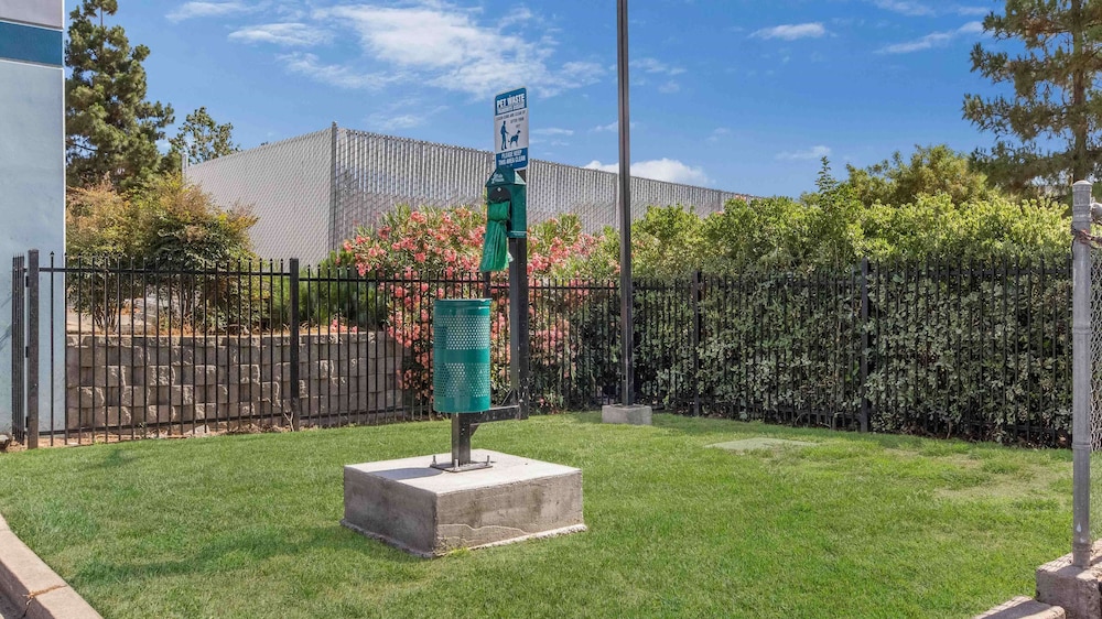 Motel6 Fremont, CA - South 48/57