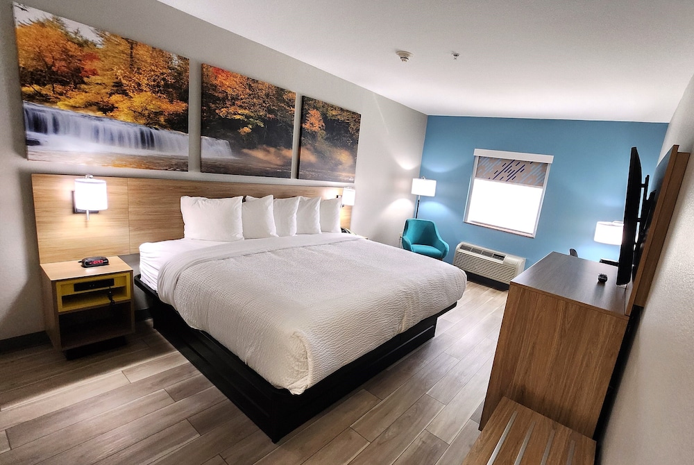 Days Inn & Suites By Wyndham Russellville 7/33