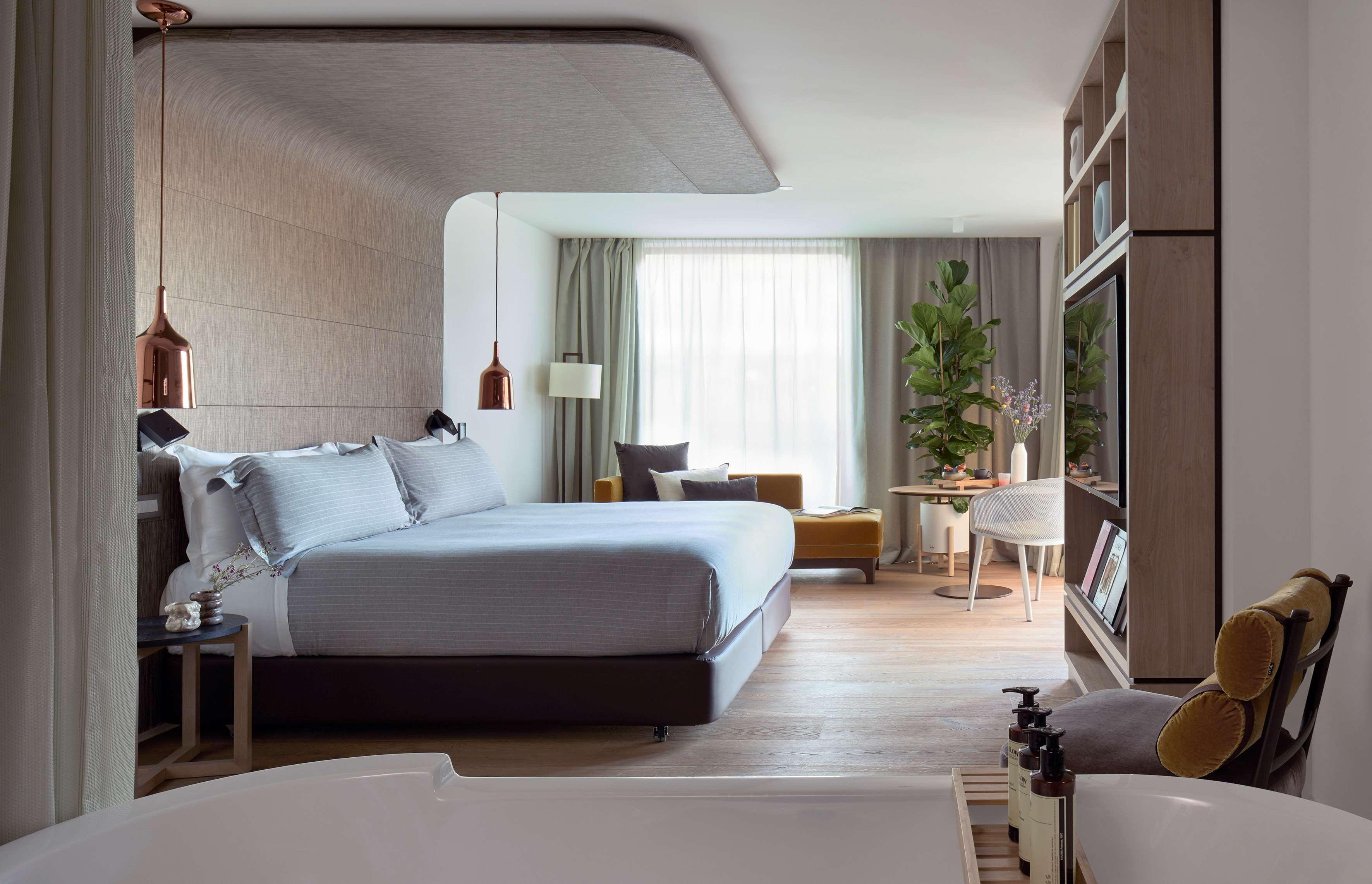 Suite, King Bed, City View