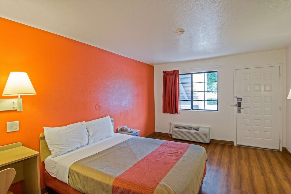 Motel6 Redding, CA - South 14/36