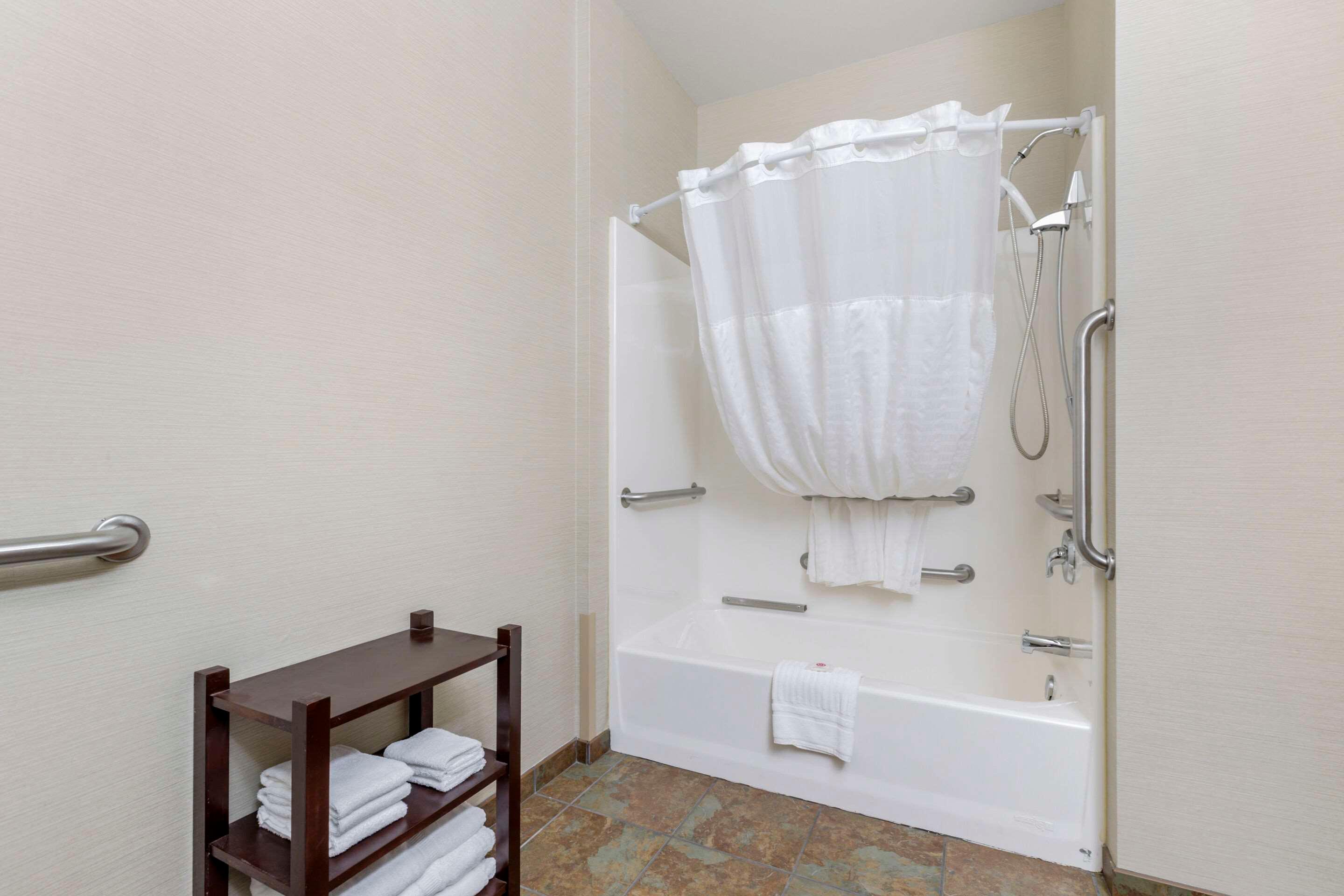 Room, Queen Bed, Accessible, Comfort Inn & Suites Mitchell I-90 5/5