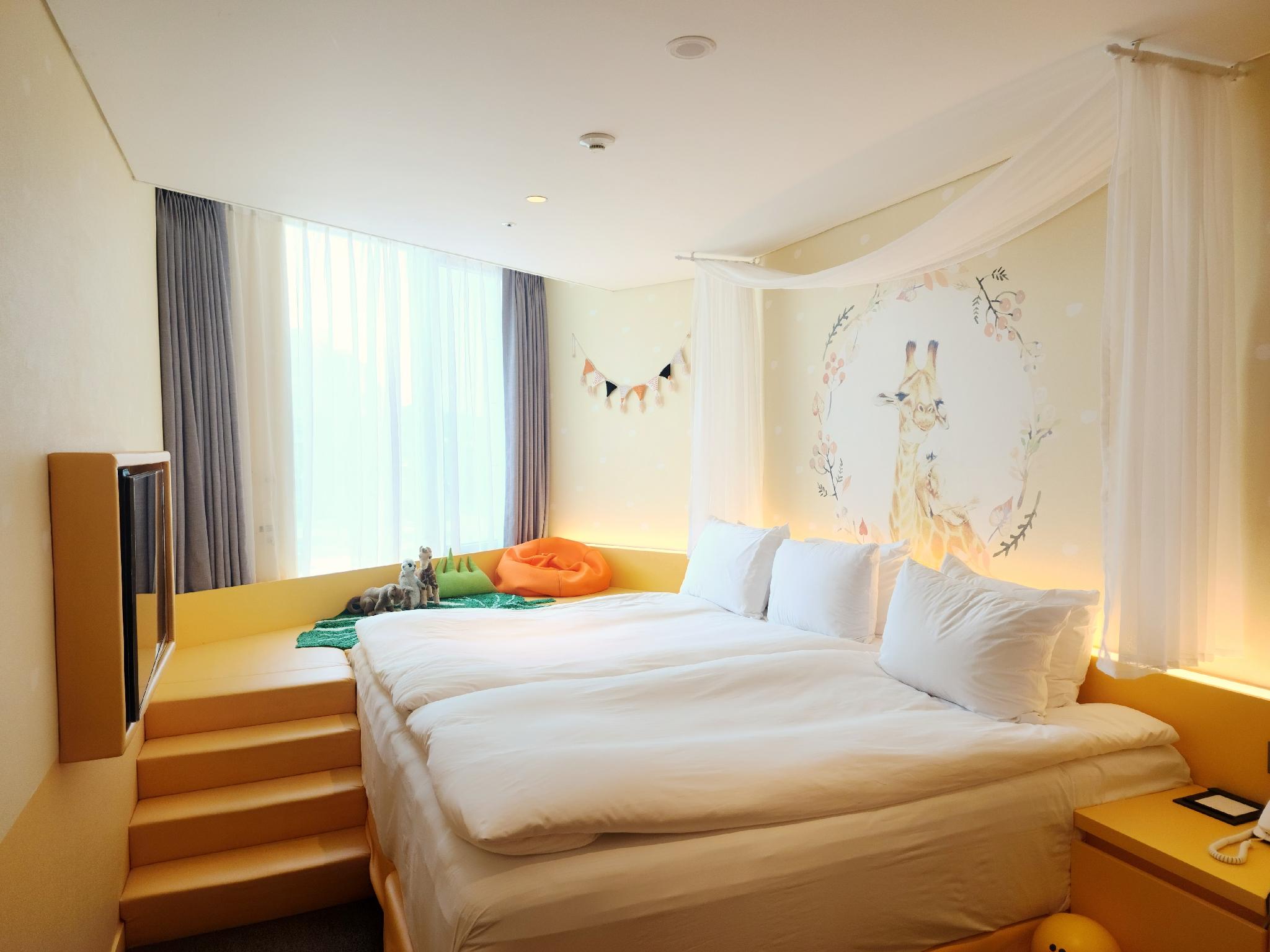 Room, Pool Access
