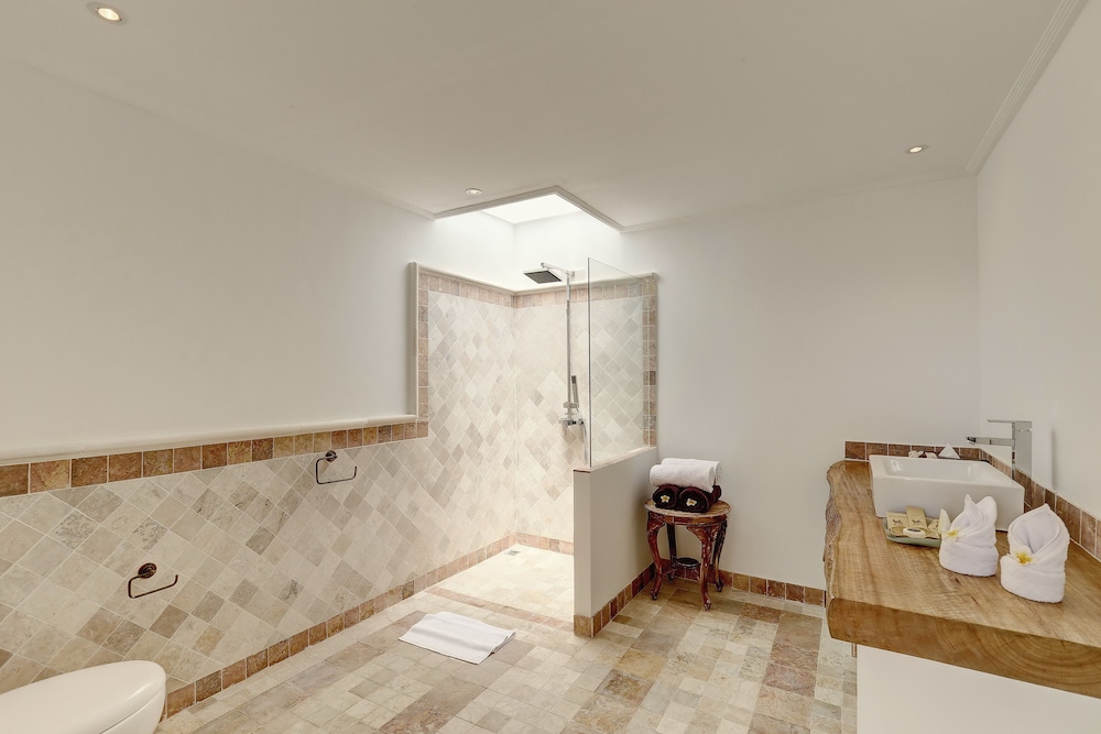 Nipuri Hotel 24/71