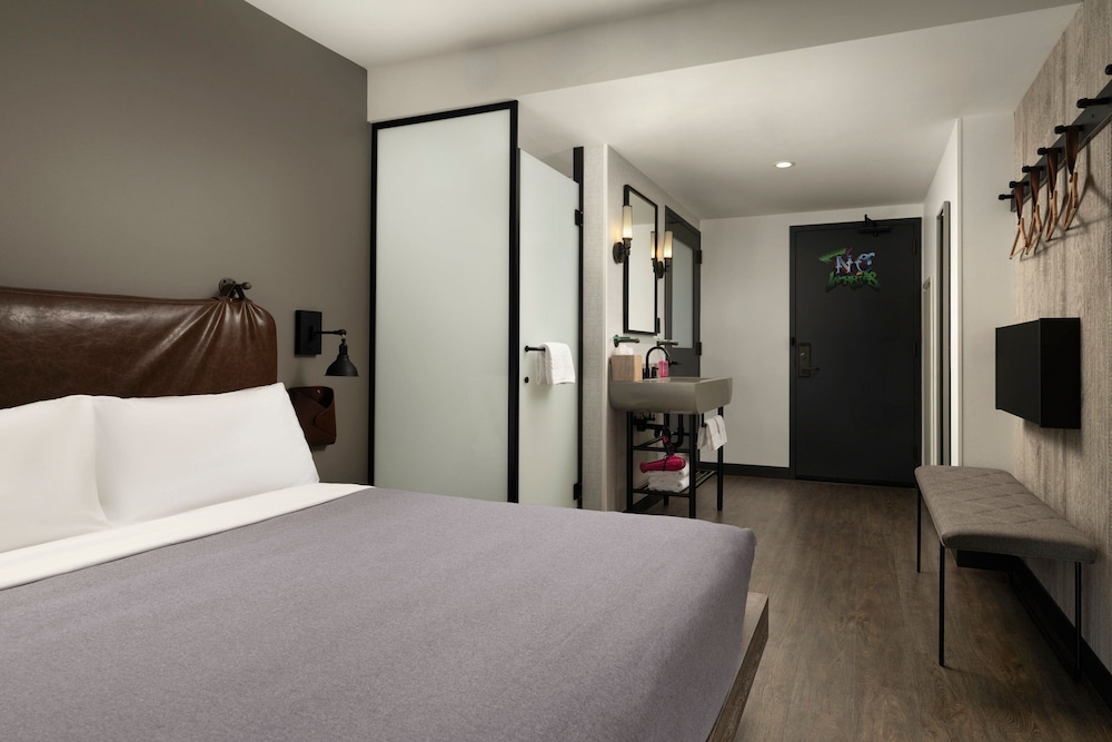 Room, Queen Bed, City View