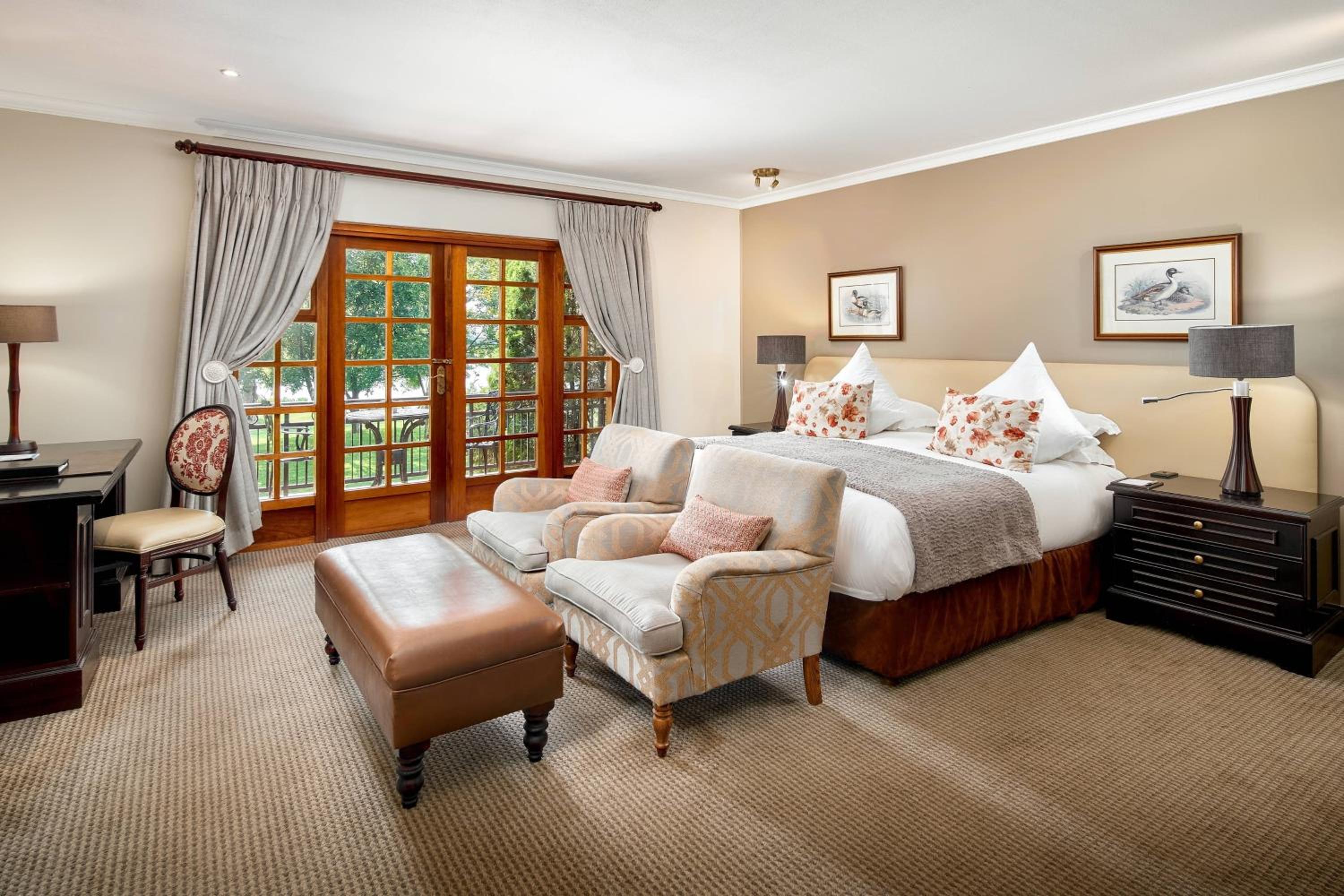 غرفة بسرير كينج بإطلالة على البحيرة بشرفة مع أريكة، Irene Country Lodge, Autograph Collection 4/10
