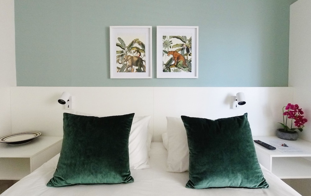 Dolphin Inn Guest House 58/74