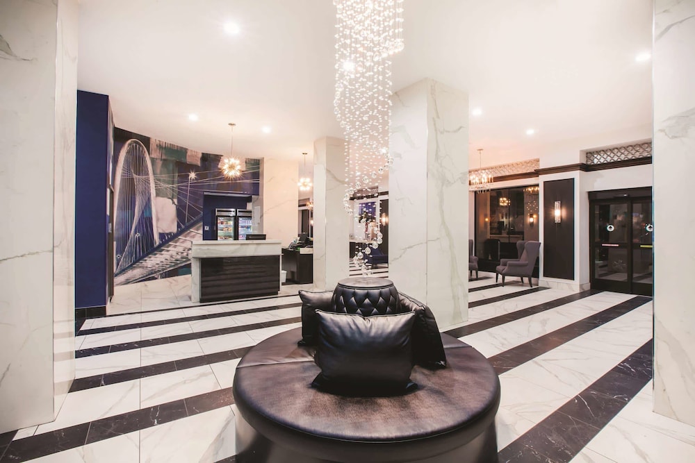 Holiday Inn Express - Dallas Downtown, an IHG Hotel 8/73