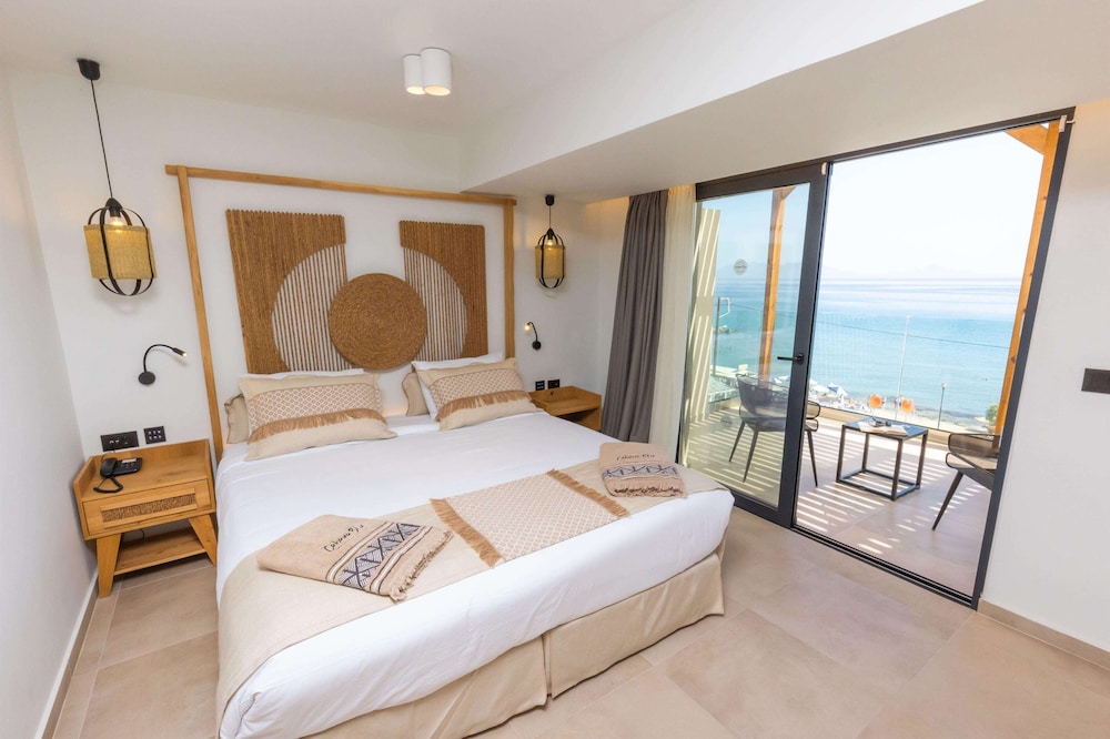 DELUXE, DOUBLE OR TWIN BED, SEA VIEW