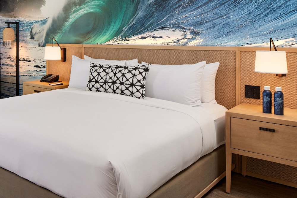 Room, King Bed, Partial Ocean View, Sofa