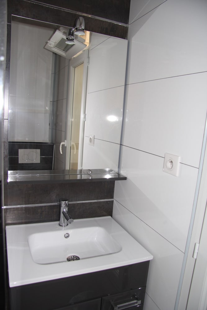 Bastille Hostel 43/47
