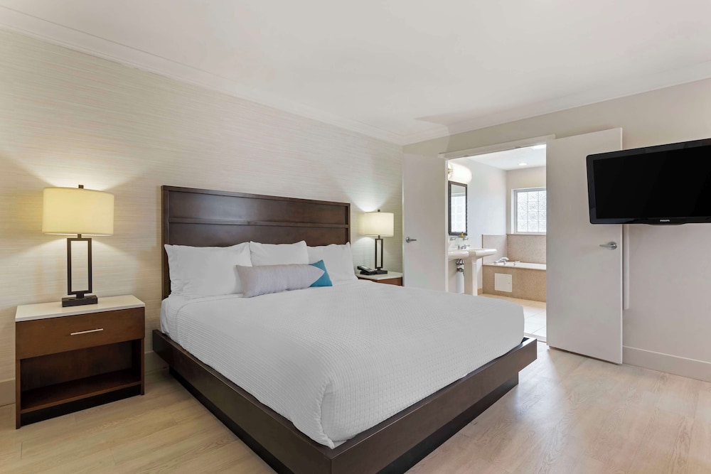 Suite, King Bed, Jetted Tub