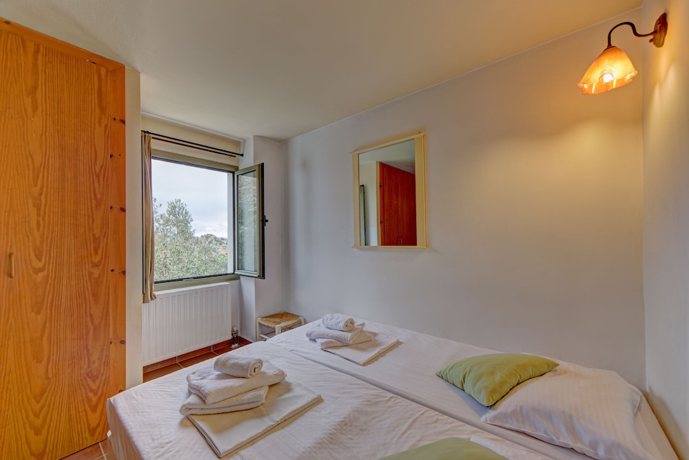 Mourtzanakis Residence 10/60