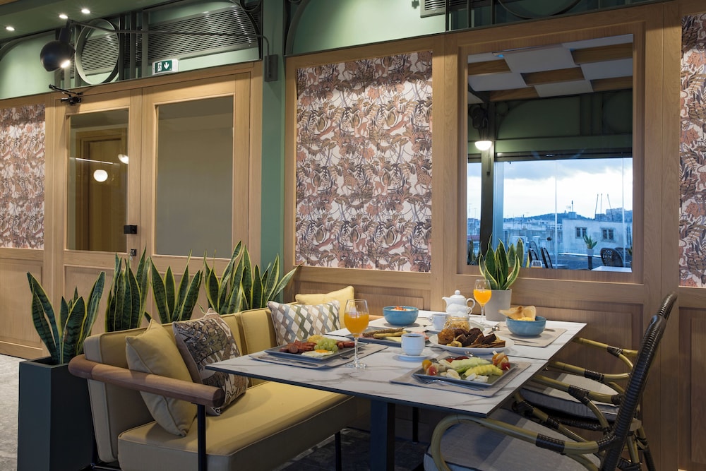 Zeus Essence Athens Central, Trademark Collection by Wyndham 49/63