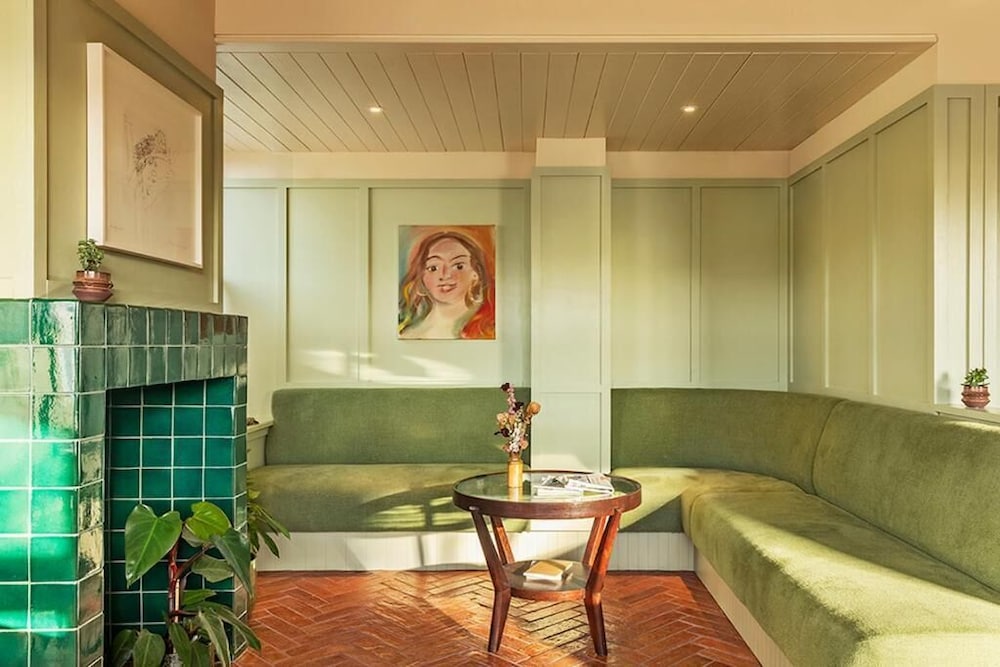 Fort Road Hotel 25/40