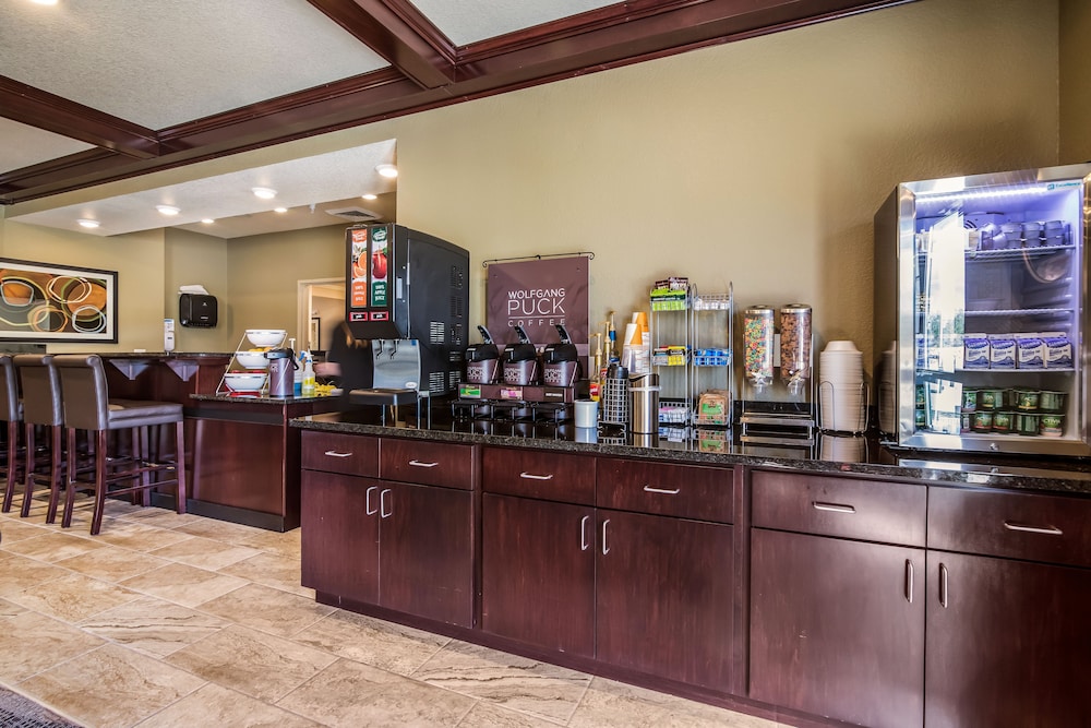 Cobblestone Hotel and Suites Victor 42/52