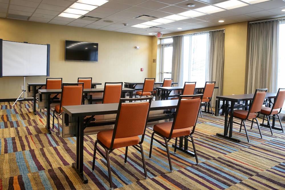 Fairfield Inn Suites By Marriott Madison Verona 33/34