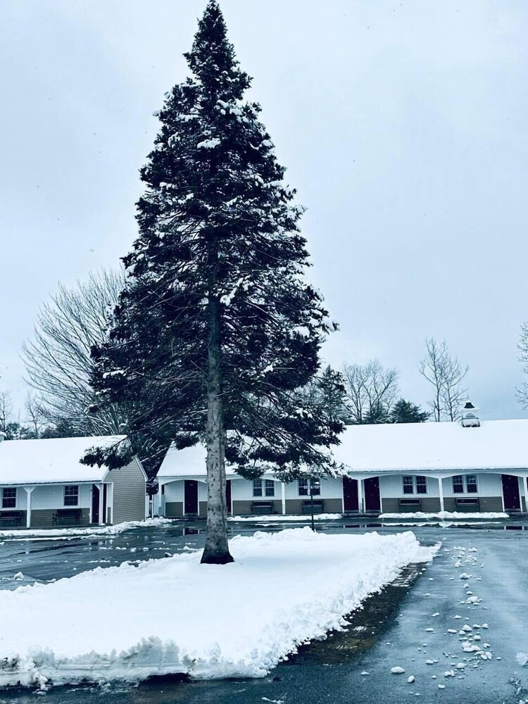 Stonybrook Motel & Lodge 51/59