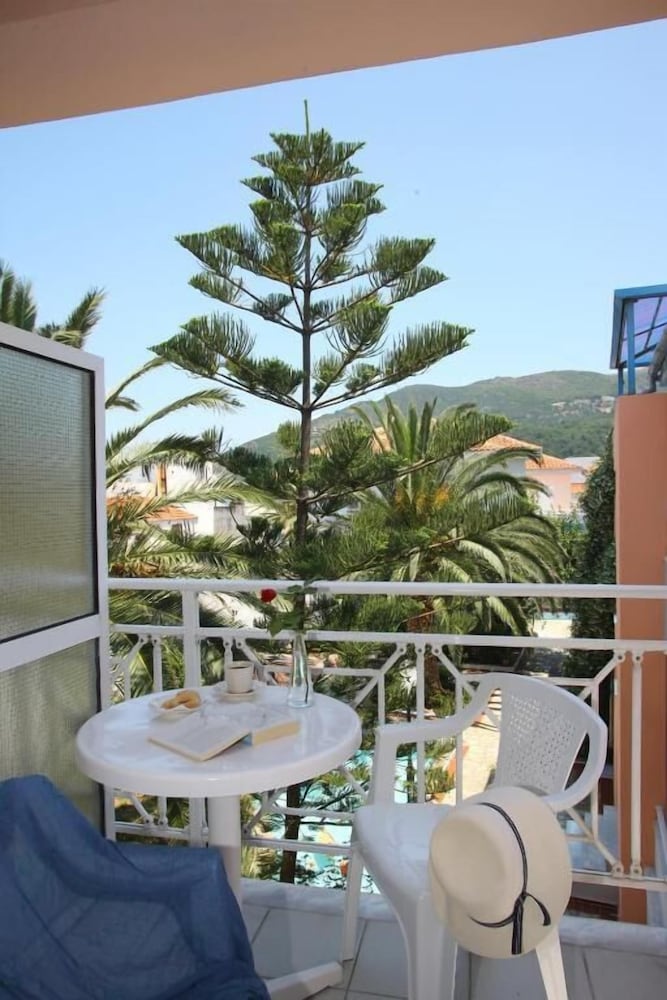 Dolphin Hotel 38/49