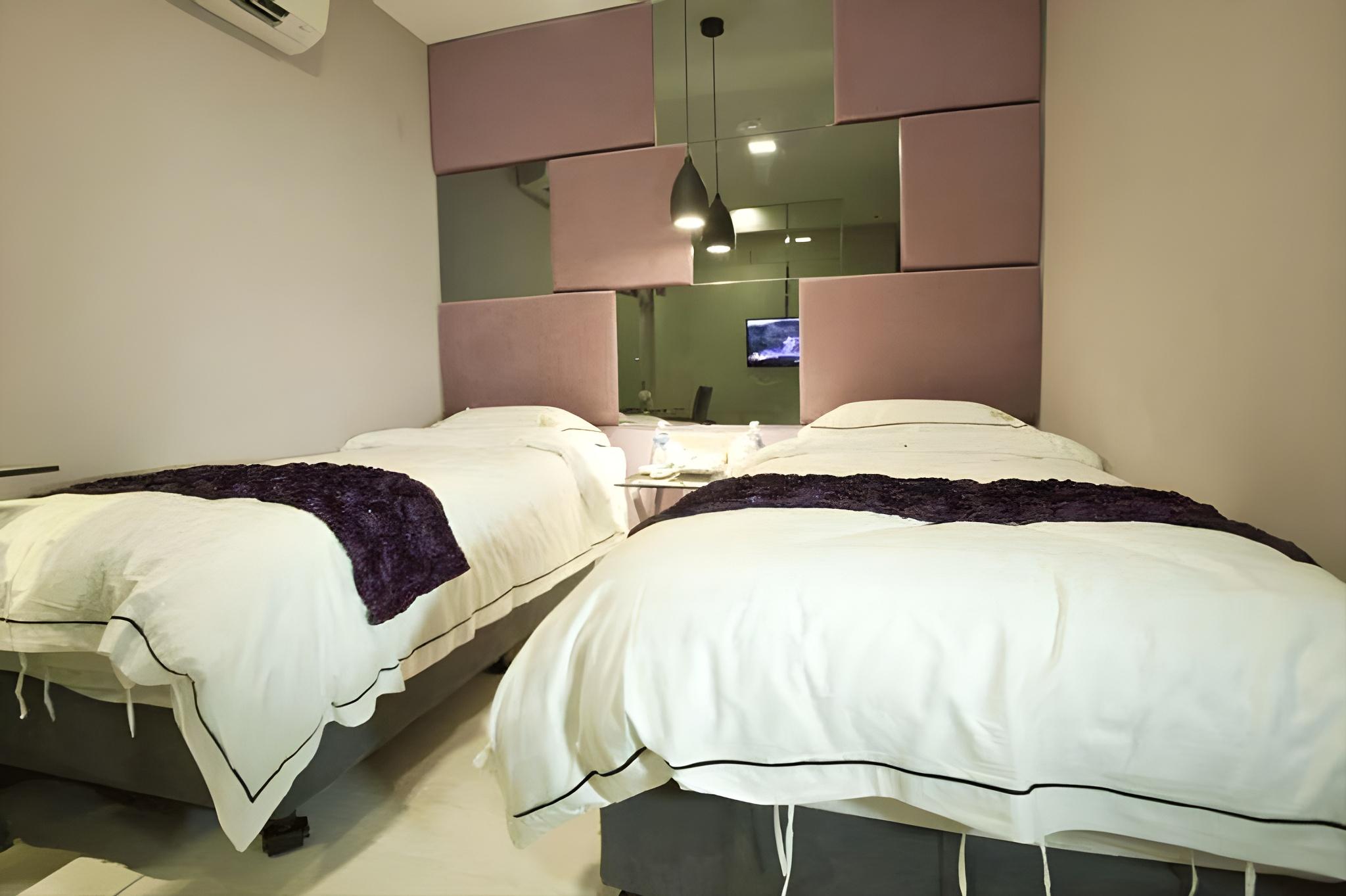 Deluxe, Queen and Twin Beds, No Window