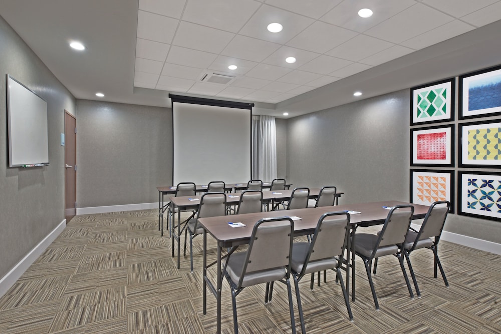 Holiday Inn Express & Suites Harrisburg S - New Cumberland 65/72