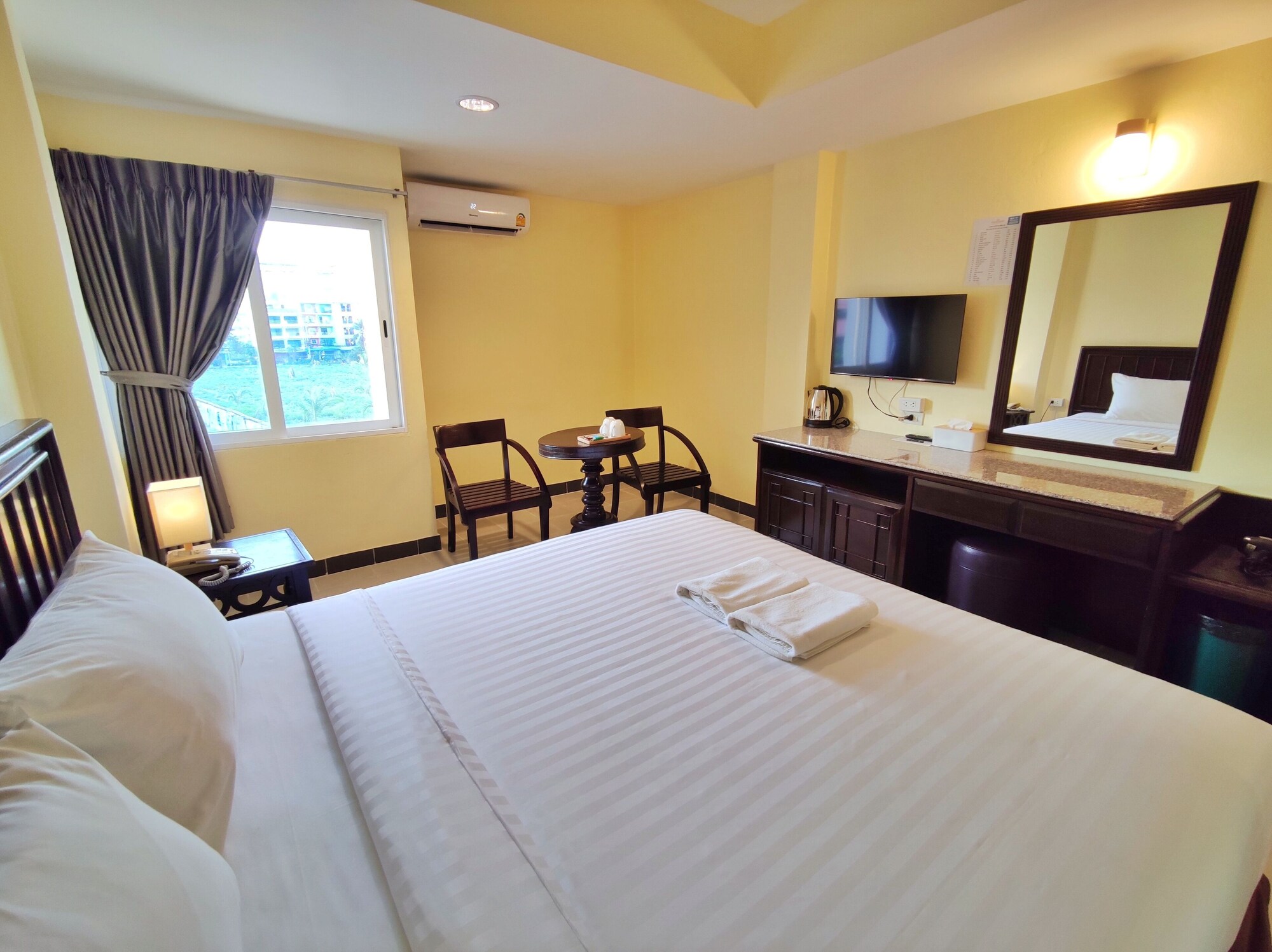 SUPERIOR, KING BED, POOL VIEW, BALCONY
