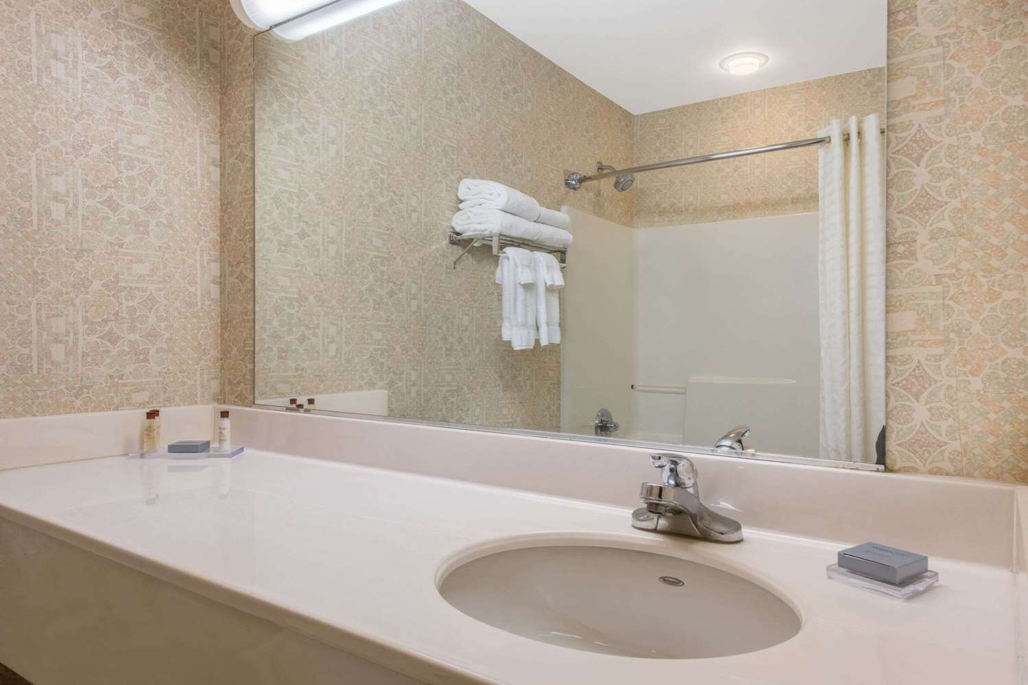 Lancaster Suites 33/37