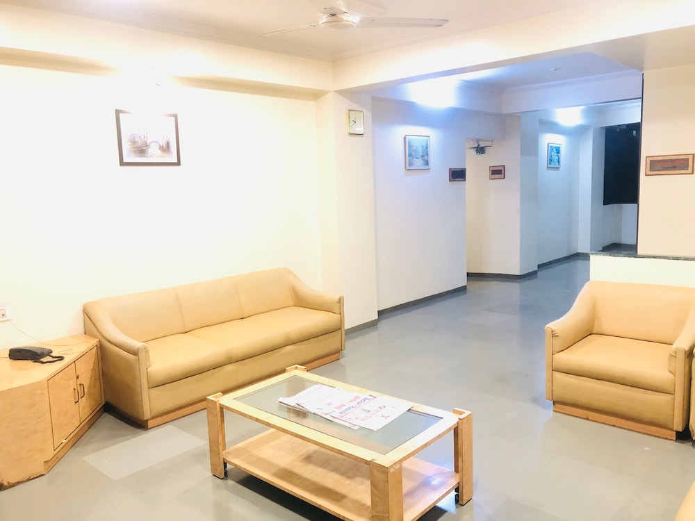 Hotel New Uttam Hira Palace 30/34