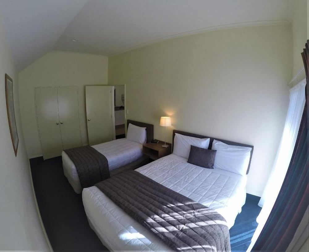THE PEAKS MOTOR INN 4/40