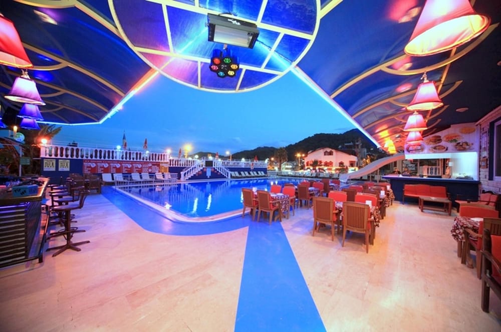 Mustis Royal Plaza Hotel 31/35