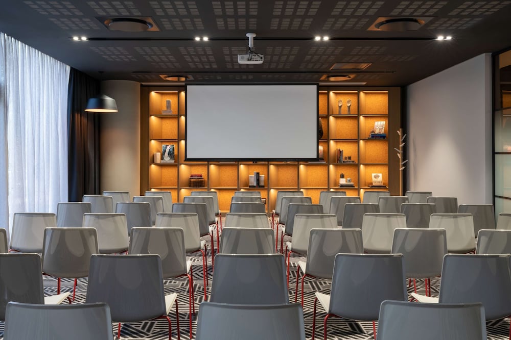 Radisson RED Hotel, Johannesburg Rosebank 65/75