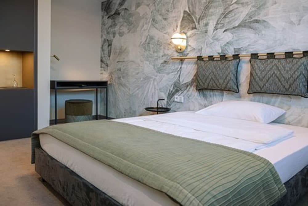 SUPERIOR, SINGLE, QUEEN BED