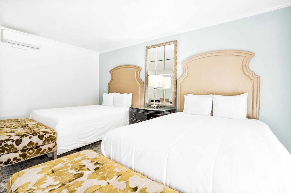 Room, 2 Queen Beds, Kitchen