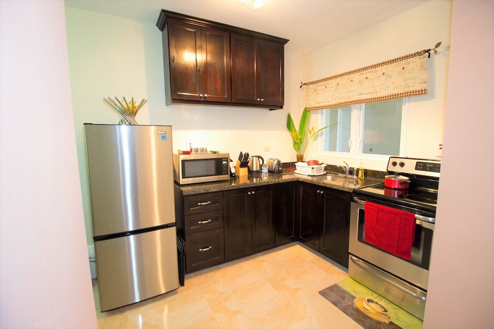 The Bailey's New Kingston Suites 12/23