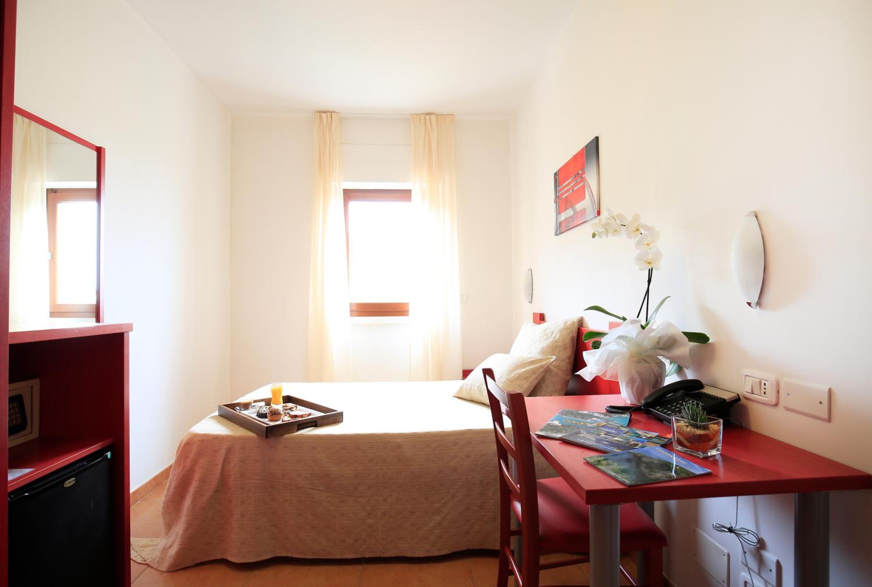 ROOM, SINGLE