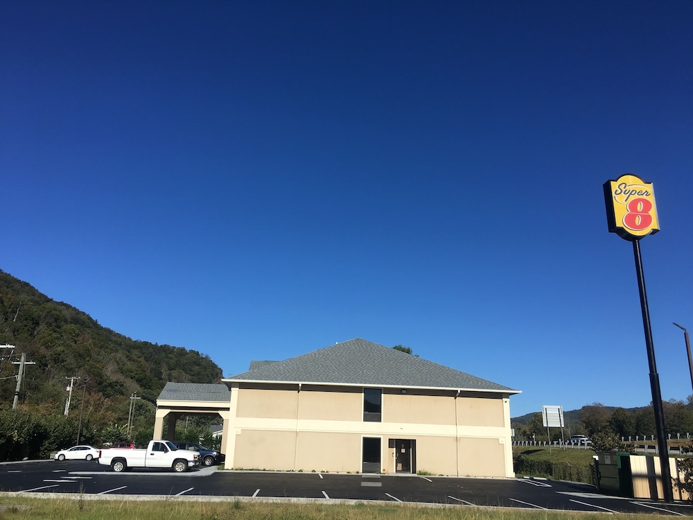 Super 8 by Wyndham Erwin 5/17