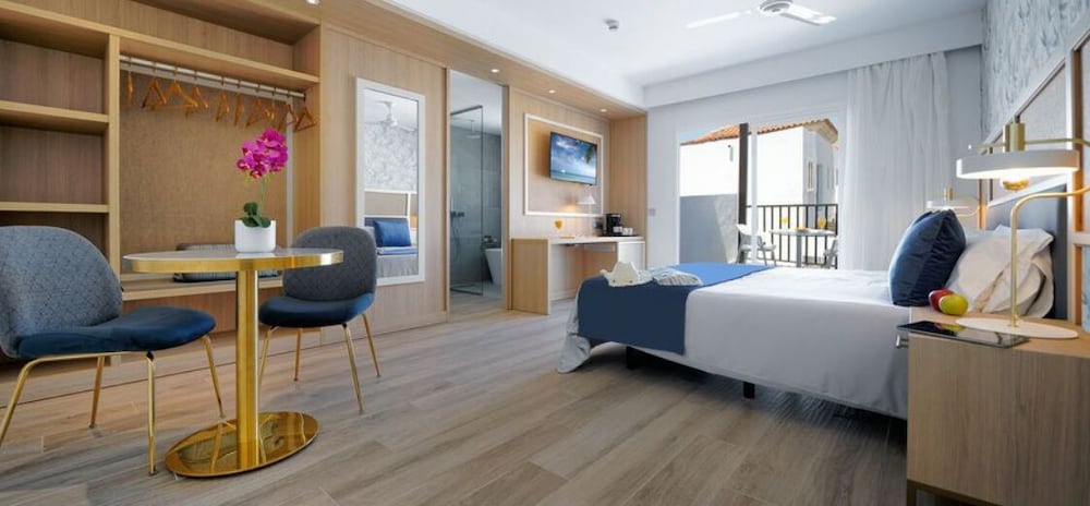 Broncemar Beach Suites Hotel 35/51