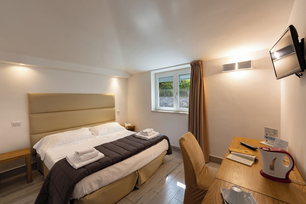 CLASSIC, DOUBLE BED, GARDEN VIEW