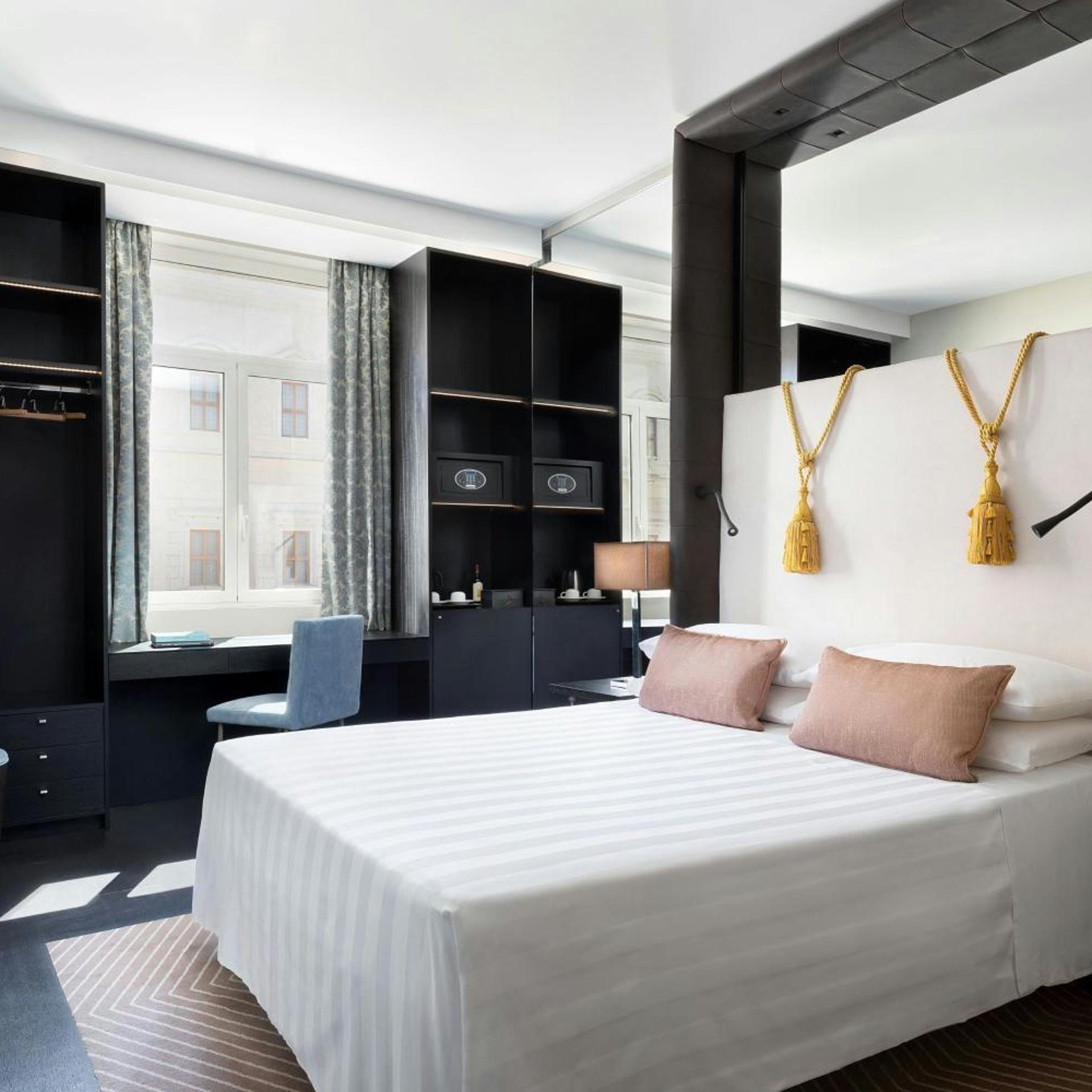 Superior, Twin Beds, Urban View