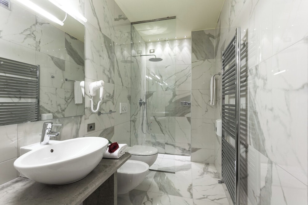 غرفة كلاسيكية سوبيريور بسرير كوين بإطلالة على البحيرة بشرفة، Hotel Garda 9/10