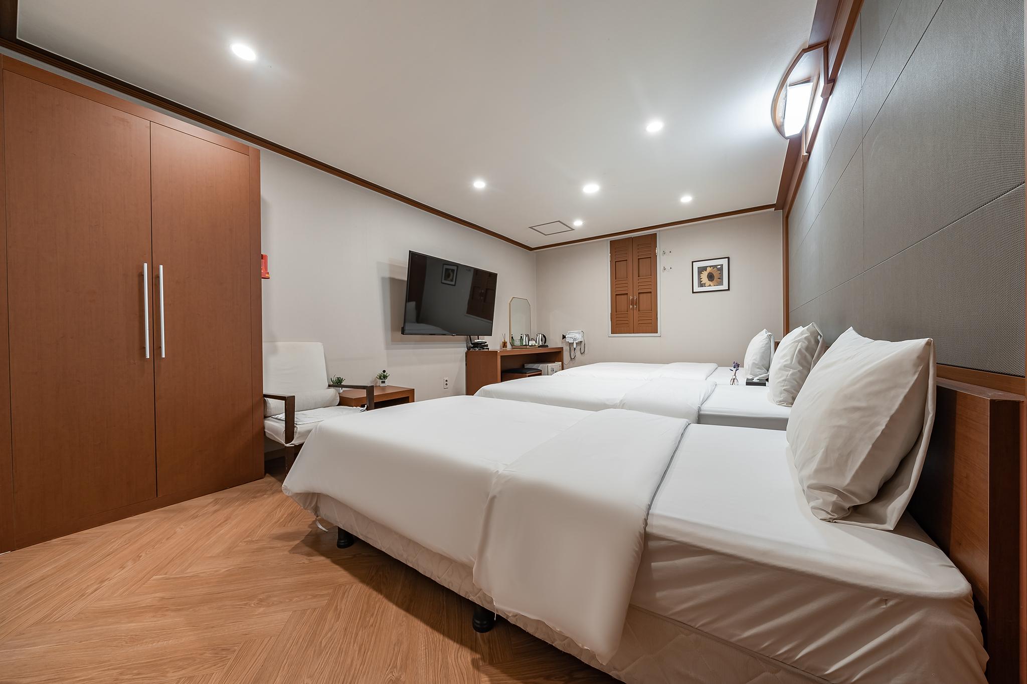 Family, Triple, Twin Beds, Disney View
